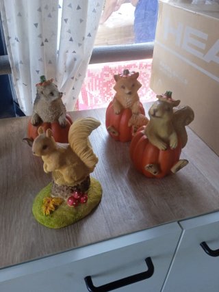 Figuras jardín ardillas y setas