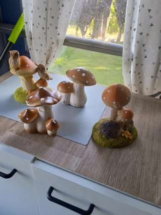 Figuras jardín ardillas y setas