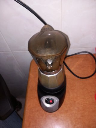 Cafetera eléctrica Alicia DeLongi.