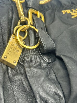 Bolso Prada Negro y Dorado