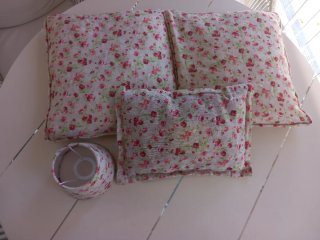 Cojines y pantalla floral