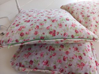 Cojines y pantalla floral