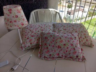 Cojines y pantalla floral