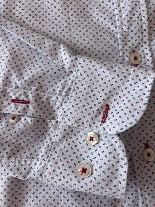 Camisa de vestir blanca con estampado azul y rojo