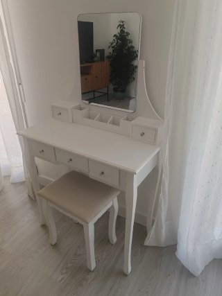 Tocador blanco con espejo y taburete