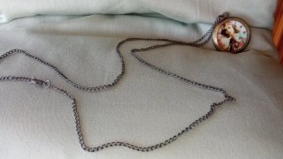 Collar con colgante tipo reloj