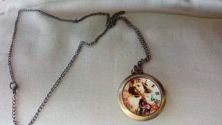 Collar con colgante tipo reloj