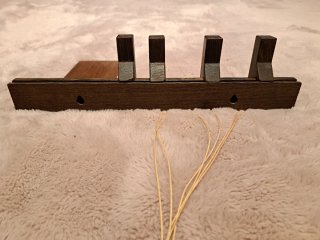 Pequeña estantería de madera para libros