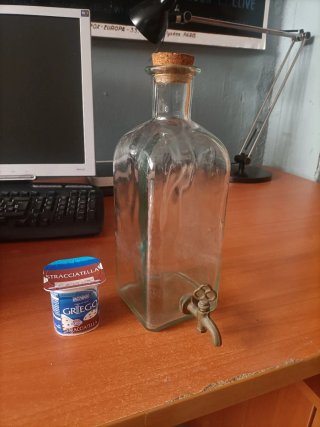 Botella antigua vino con grifo