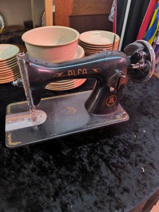 Maquina de coser Alfa antigua