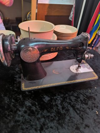 Maquina de coser Alfa antigua