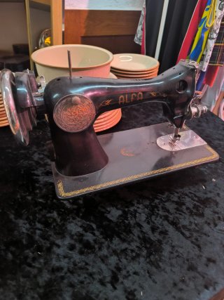 Maquina de coser Alfa antigua