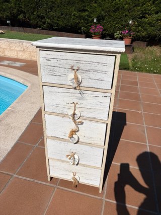Cajonera de madera blanca y beige