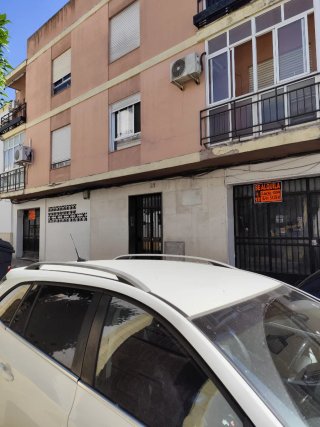 Se alquila salon comercial de 180m².