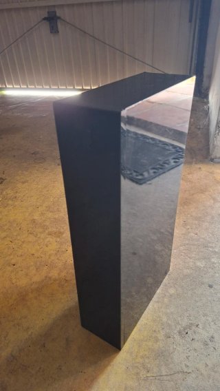 Mesita negra para colgar