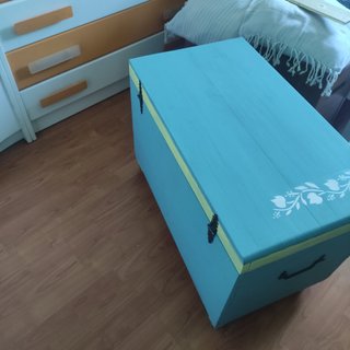 Baúl de madera restaurado azul y amarillo