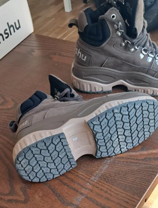 Botas de montaña nuevas, EMMSHU