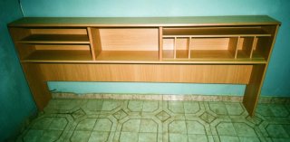 Cabecero de cama de madera con estantes