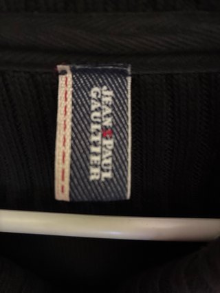 Chaqueta negra con cremallera y bolsillos