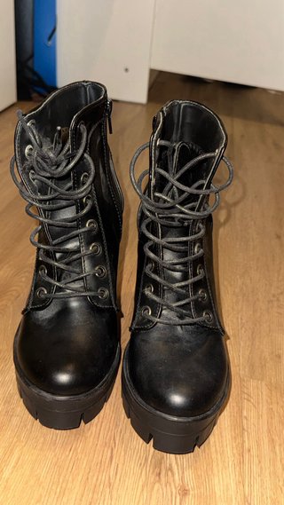 Botines de cuero negros con cordones