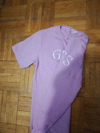 Conjunto de pantalón cortos  y camiseta Guess rosa