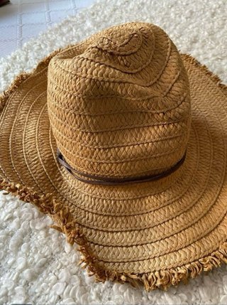 Bolso y sombrero de yute Lefties