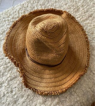 Bolso y sombrero de yute Lefties