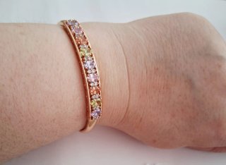 Pulsera rígida XP dorada con piedras multicolor
