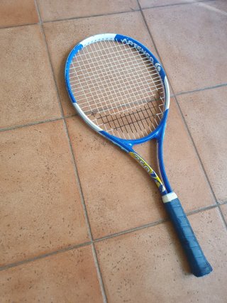 Raqueta de tenis y pelotas