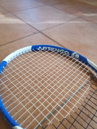 Raqueta de tenis y pelotas