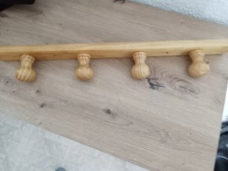 Perchero de madera con 4 pomos