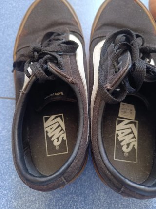 Zapatillas Vans Negras suela caramelo