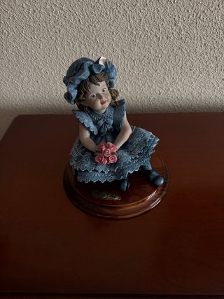 Figura muñeca pintada a mano