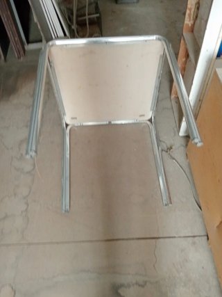 Tavolo da bar in metallo e legno