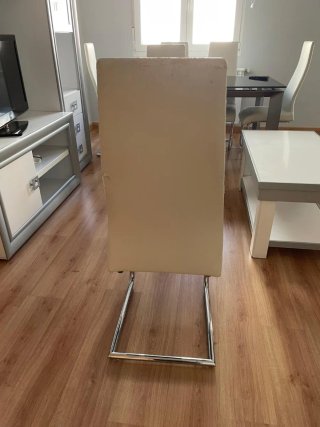 Sillas de comedor blancas y plateadas