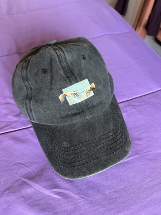 Gorra Negra con Diseño de Manos