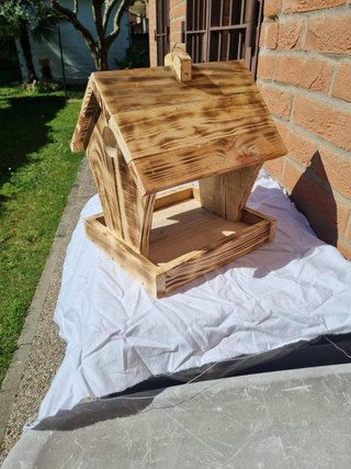 Mangiatoia in legno per uccelli a forma di casetta