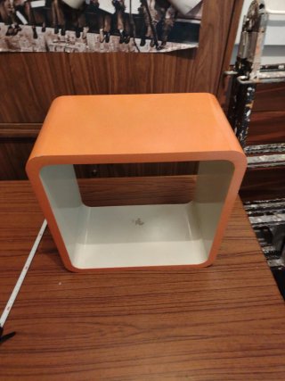 Estanterías Cubo Naranja y Blanco