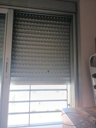 Ventana aluminio con cristales y persiana termica