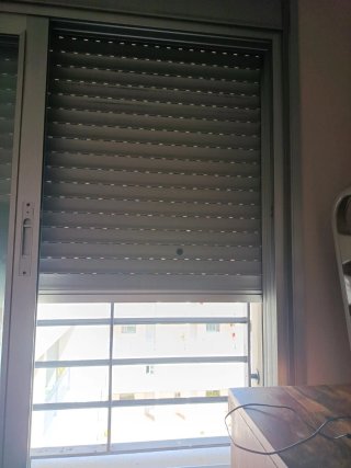 Ventana aluminio con cristales y persiana termica