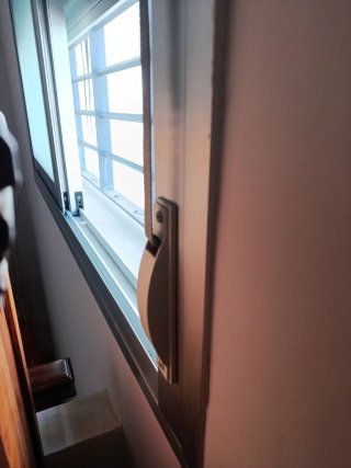 Ventana aluminio con cristales y persiana termica