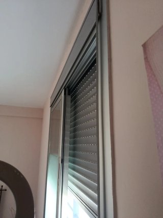 Ventana aluminio con cristales y persiana termica