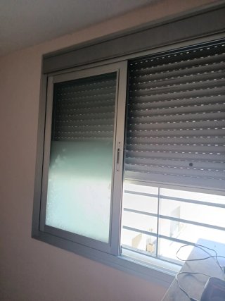Ventana aluminio con cristales y persiana termica
