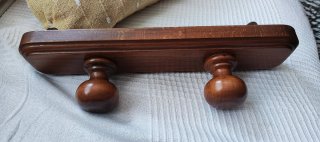 Perchero de madera con 2 pomos