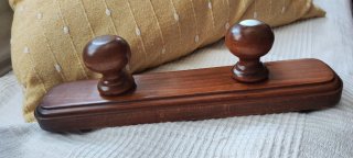 Perchero de madera con 2 pomos