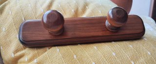Perchero de madera con 2 pomos