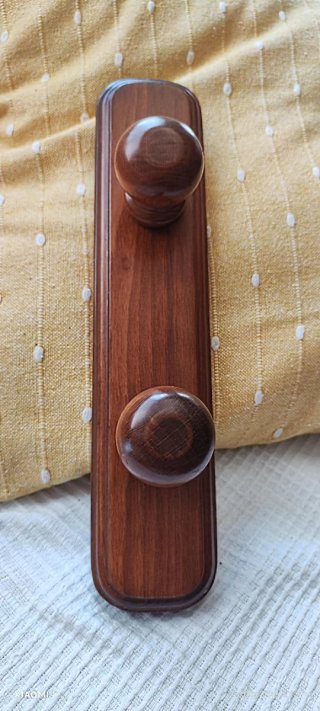Perchero de madera con 2 pomos