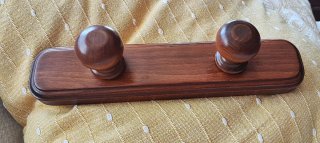 Perchero de madera con 2 pomos