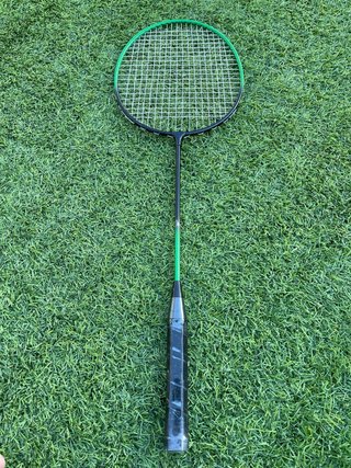 Raqueta de bádminton verde y negra