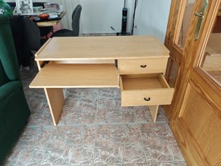 Escritorio de madera con cajones